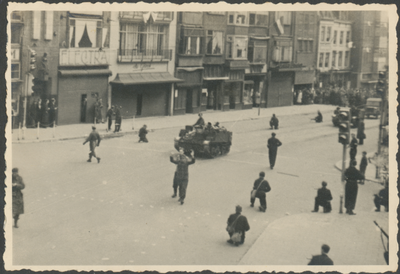 879276 Afbeelding van een Duitse militair die door een lid van de Binnenlandse Strijdkrachten (BS) onder schot wordt ...